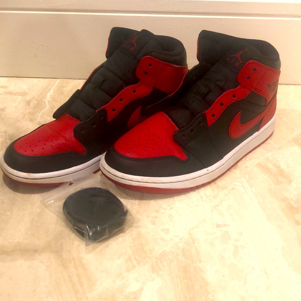 Jordan 1 Mid "Banned"